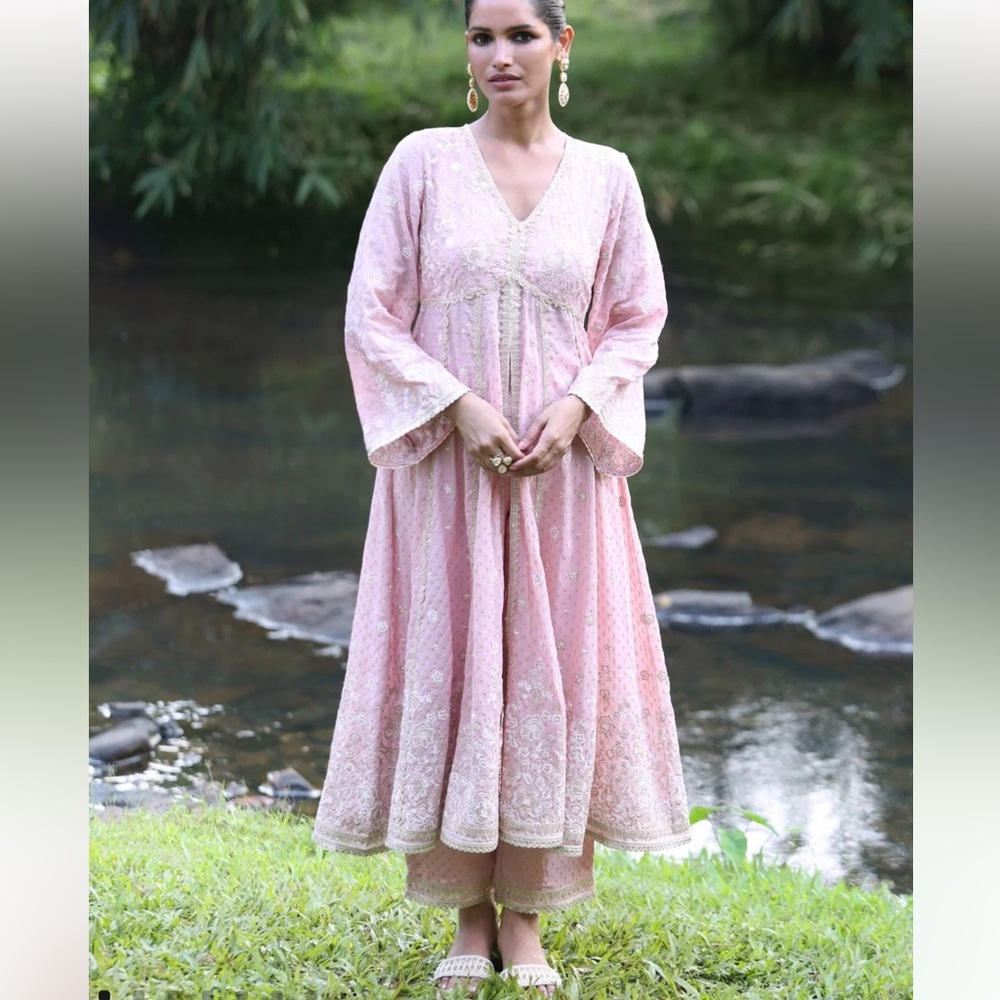 NWOT Stunning Mulmul Banarsi embroidered Kurta Set with Tissue dupatta. Bust 24